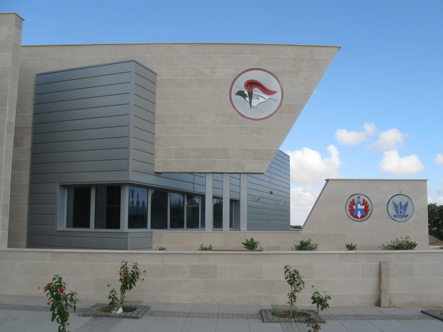 חיפוי קיר חיצוני HPL באקדמיה לטיסה