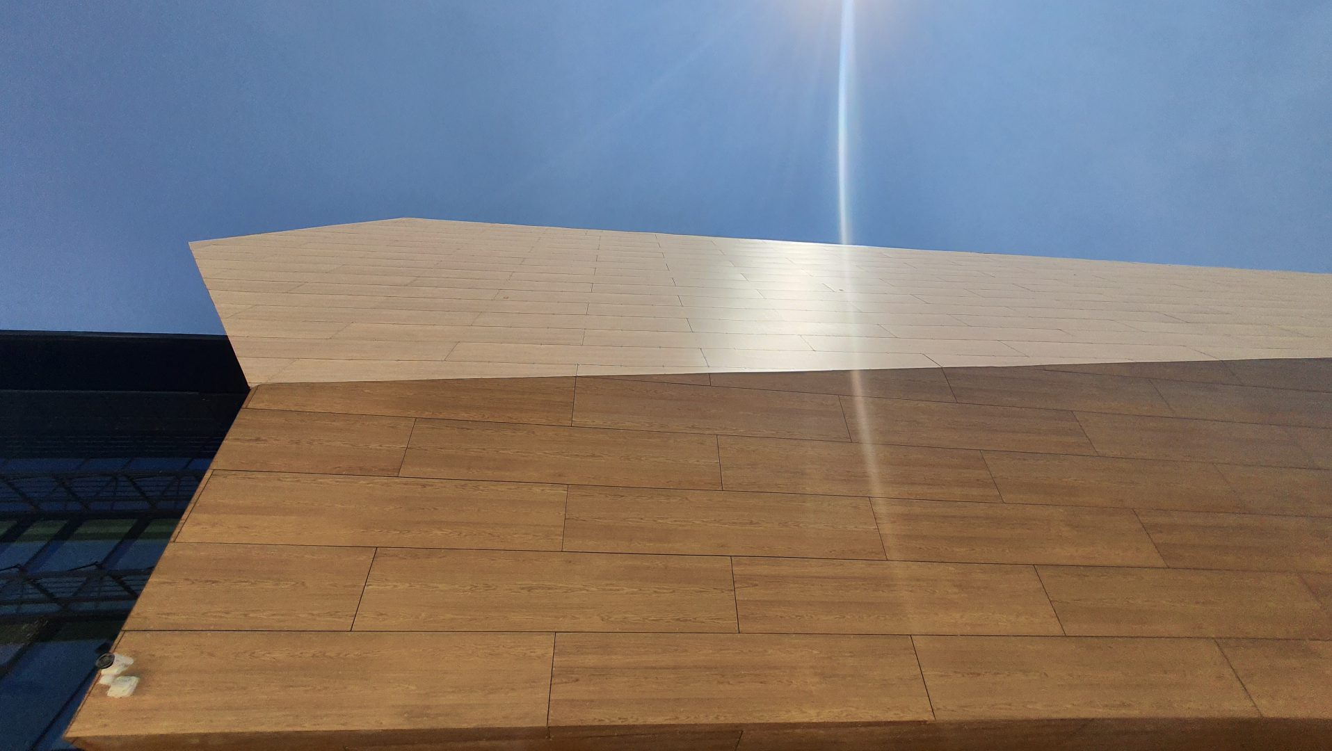 חיפוי קיר דמוי עץ